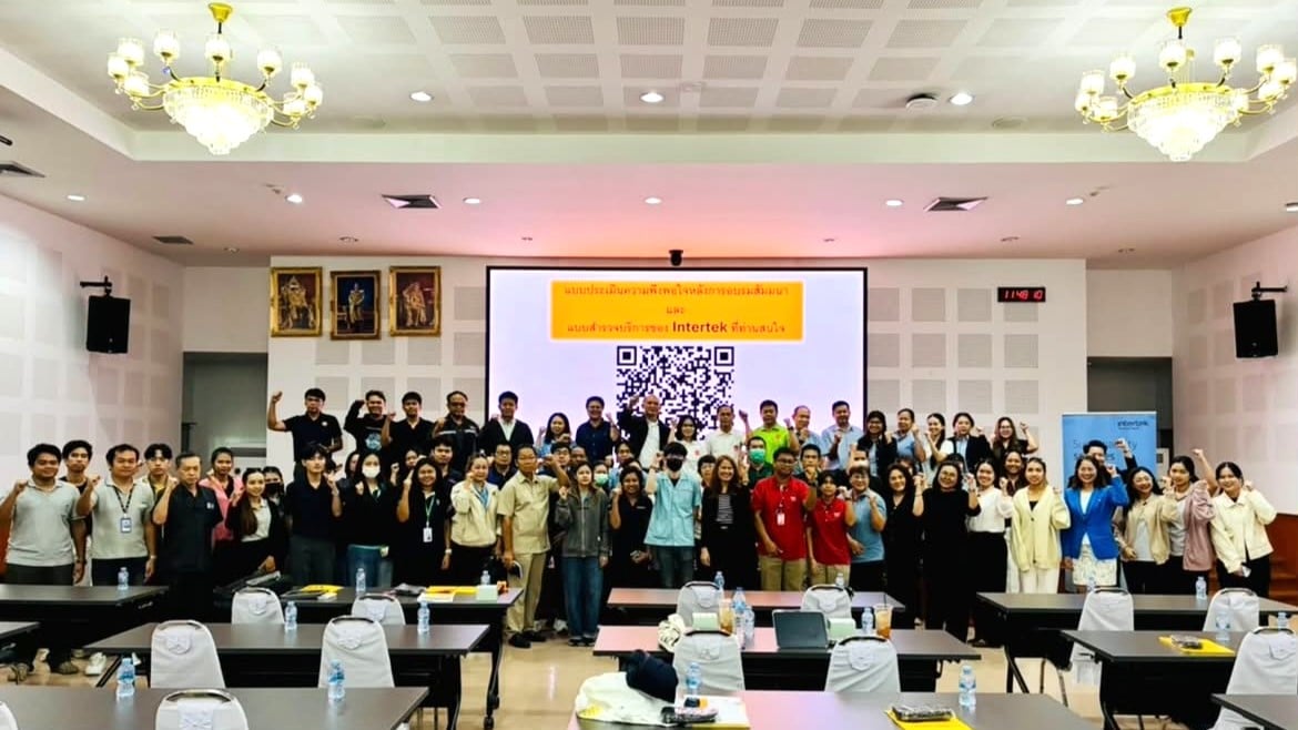 ภาพบรรยากาศสัมมนาพิเศษฟรี Carbon Footprint for Organization (CFO) จัดโดย Intertek Thailand Business Assurance ณ สำนักงานนิคมอุตสาหกรรมลาดกระบัง เมื่อวันที่ 27 สิงหาคม 2569 โดยอาจารย์สิริรัตน์ รัตนพาณิชย์ ผู้จัดการด้านความยั่งยืน บรรยายให้ความรู้เกี่ยวกับการจัดทำคาร์บอนฟุตพริ้นท์ขององค์กร ตั้งแต่พื้นฐาน การรวบรวมข้อมูล และการคำนวณเบื้องต้น ผู้เข้าร่วมสัมมนานั่งรับฟังและแลกเปลี่ยนความคิดเห็นภายในห้องอบรม