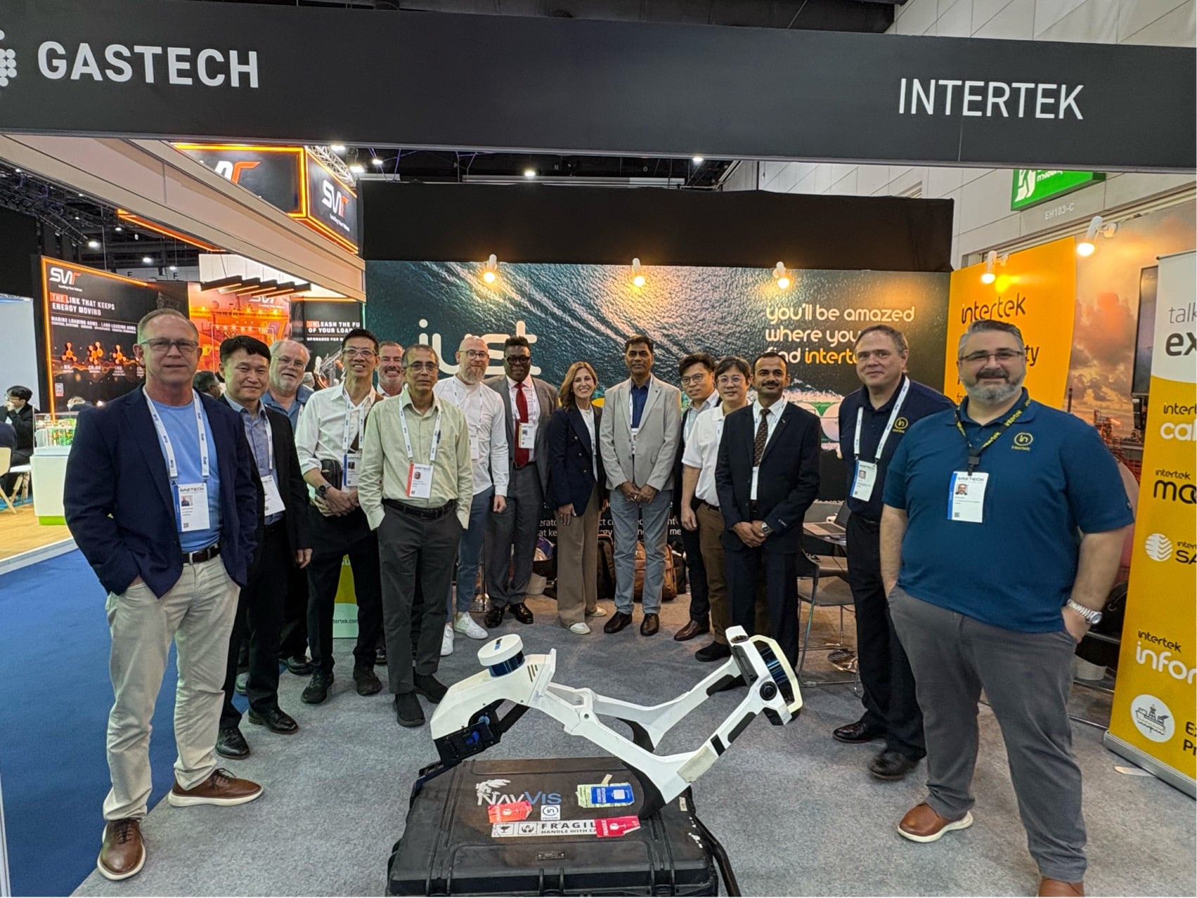 ทีมผู้บริหารและผู้เชี่ยวชาญจาก Intertek จากทั่วโลก ร่วมถ่ายภาพบริเวณบูธ Intertek ภายในงาน Gastech 2026 ณ ศูนย์นิทรรศการและการประชุมไบเทค BITEC